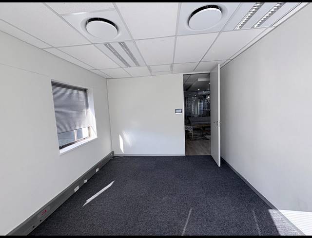 32M² SERVICED OFFICE TO LET IN VORNA VALLEY